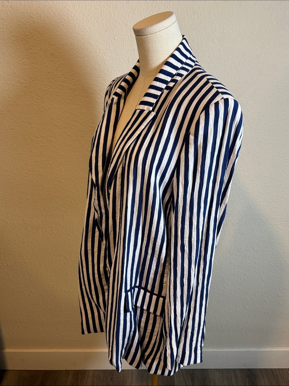 Zara Lightweight Crinkle Striped Navy & White Blazer size Large - Picture 2 of 11